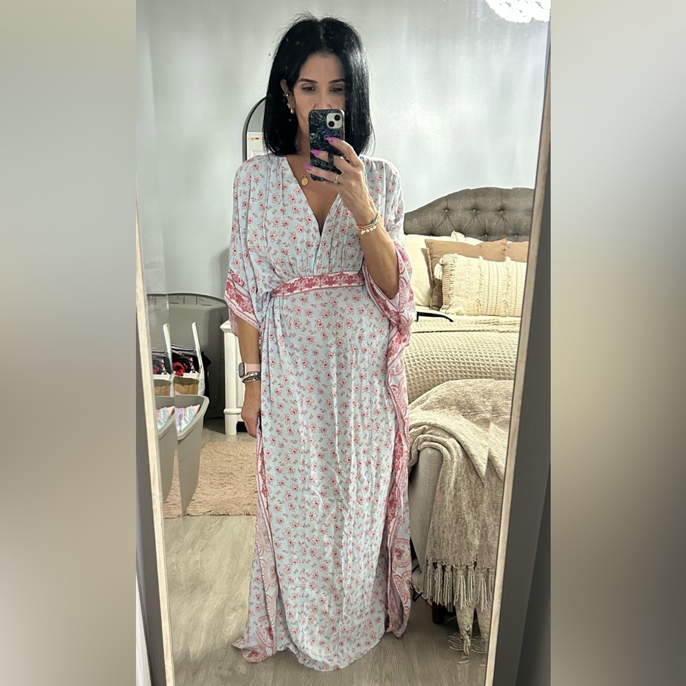 Aakaa Pink and White Kimono Style Dress